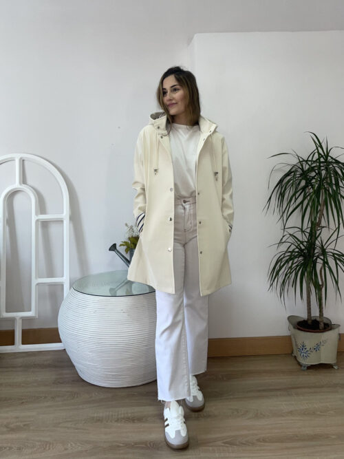 Chubasquero marino beige