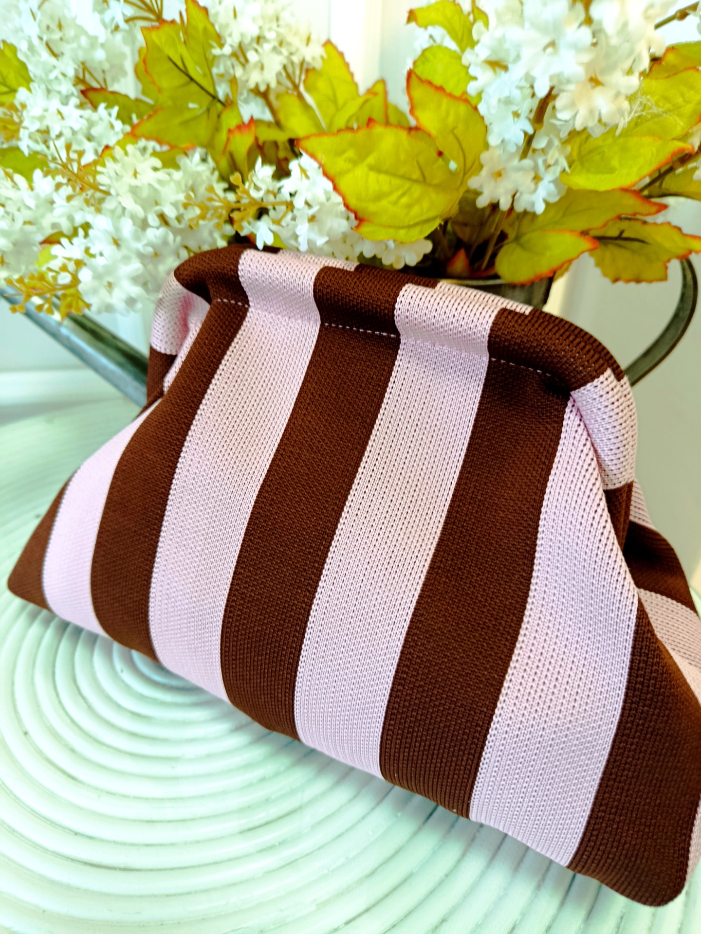 Bolso clutch de Punto Rayas Chocolate & Rosa - Imagen 2