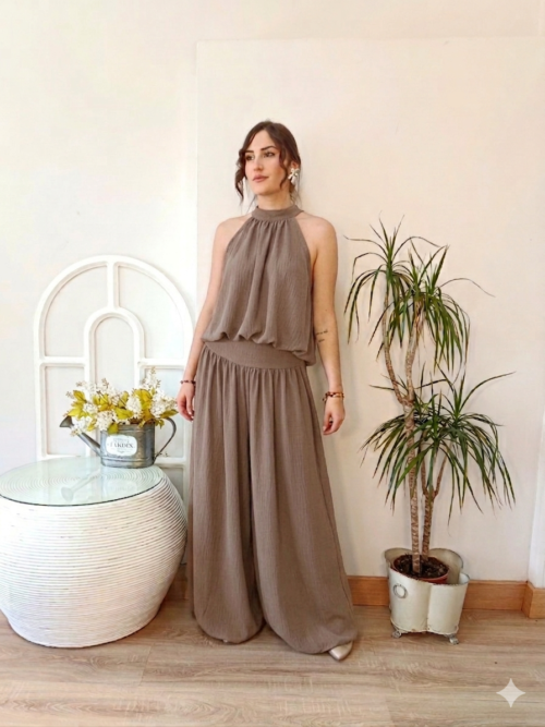 Conjunto taupe elegante dos piezas con pantalón bombacho