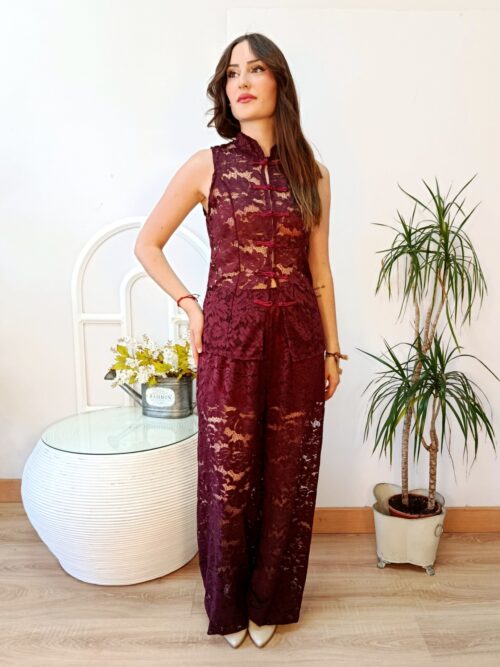 Conjunto Burdeos de Encaje con Top Sin Mangas y Pantalón Fluido