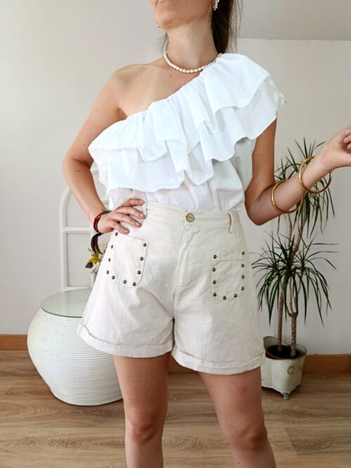 Pantalón Corto Beige Tachuelas